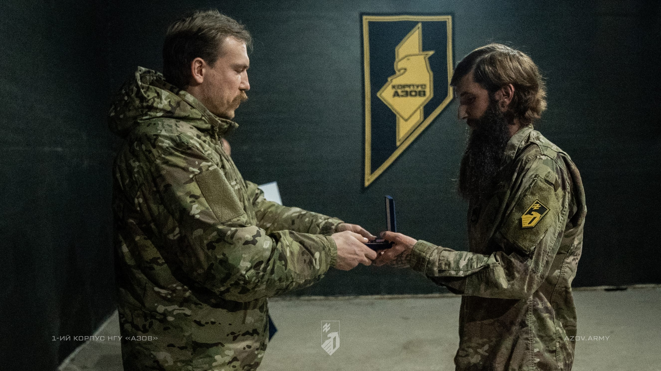 командир корпусу азов нагороджує сержанта