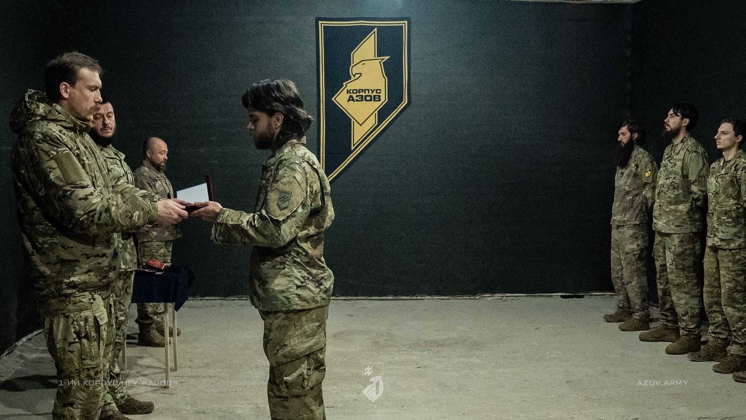 сержант отримує нагороду від командира корпусу азов