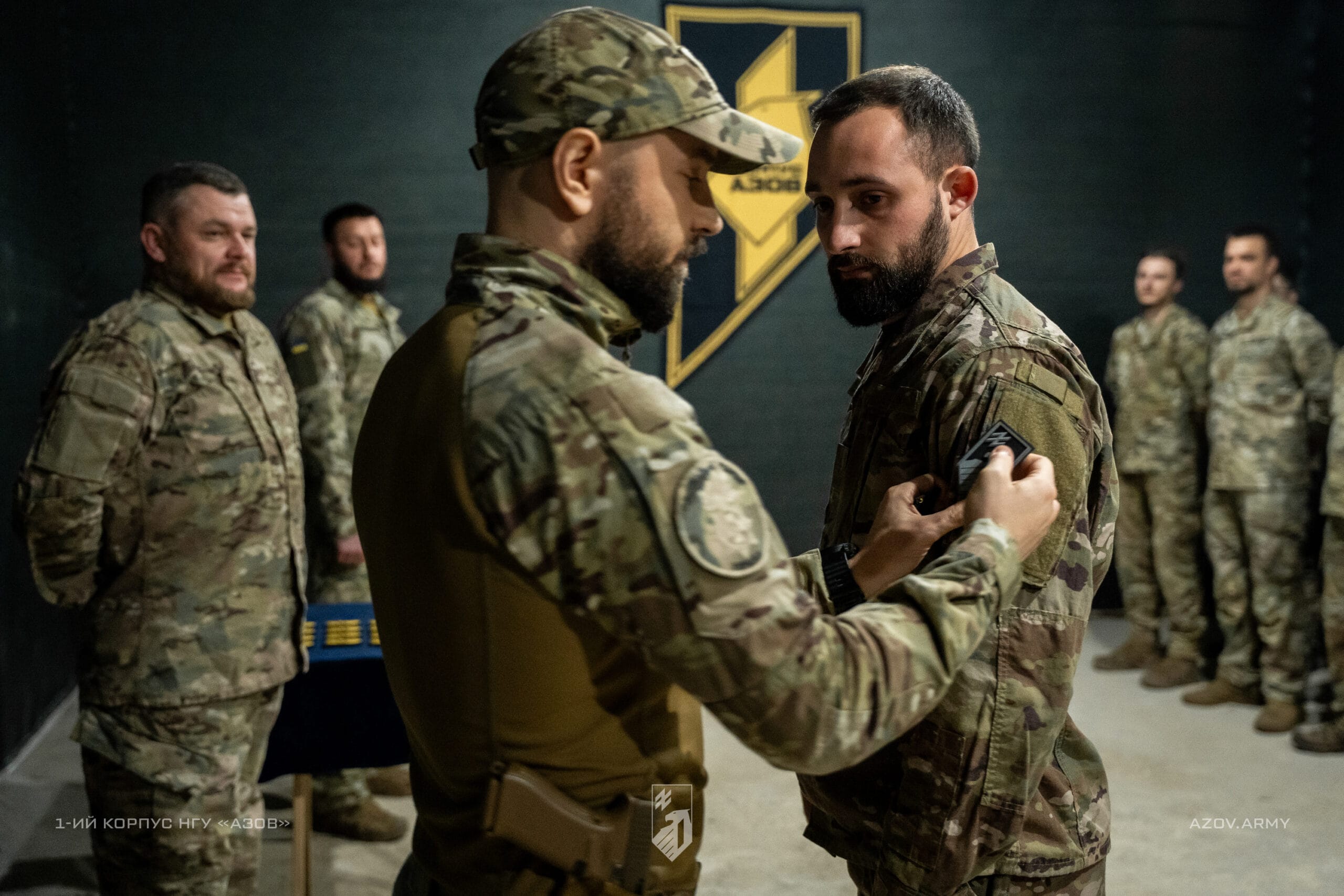 Заступник командира 1 корпусу НГУ «Азов», полковник Микита «Раз-Два» Надточій відзначив бійців шевронами корпусу.