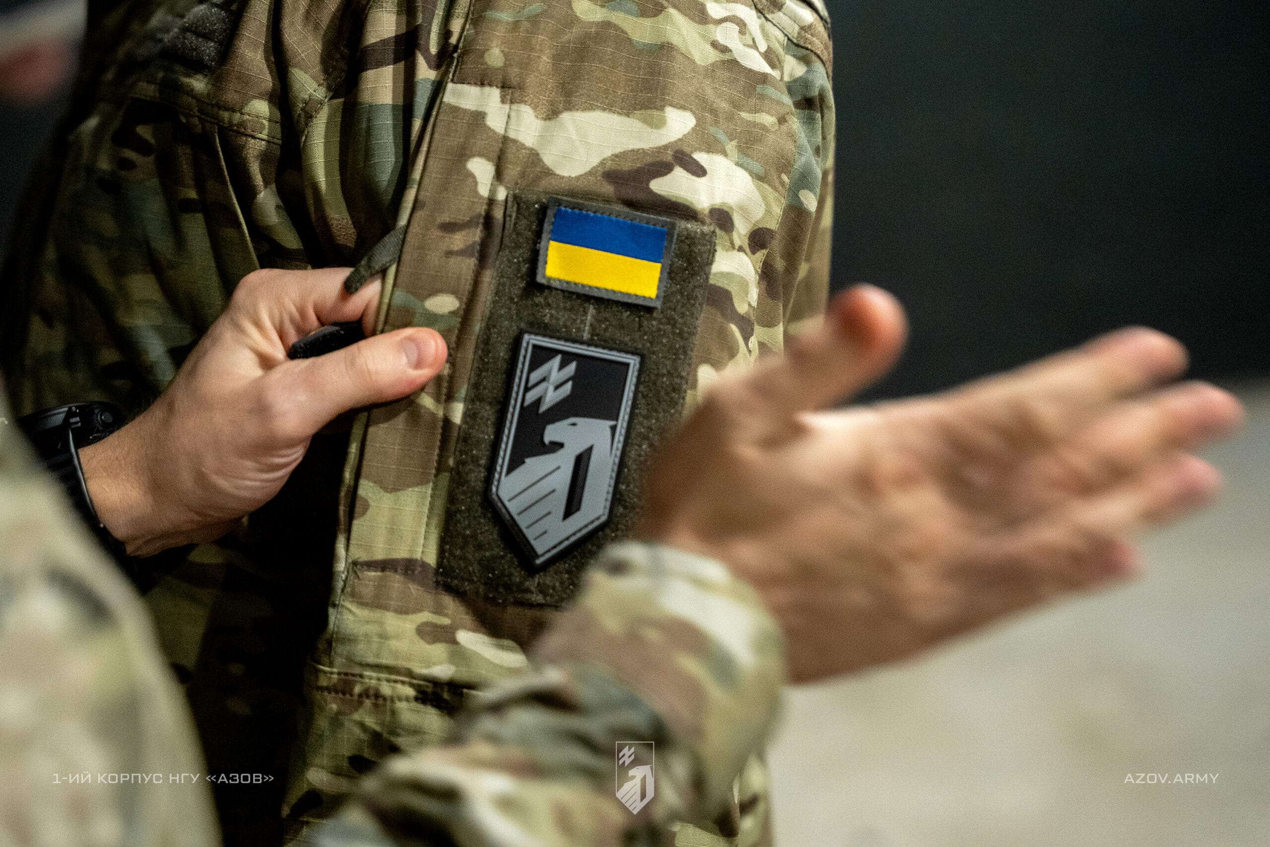 Заступник командира 1 корпусу НГУ «Азов», полковник Микита «Раз-Два» Надточій відзначив бійців шевронами корпусу.