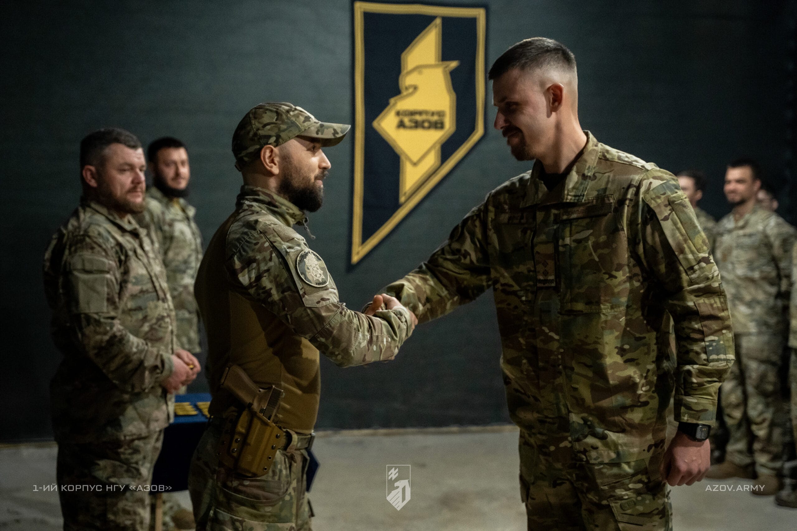 Заступник командира 1 корпусу НГУ «Азов», полковник Микита «Раз-Два» Надточій відзначив бійців шевронами корпусу.