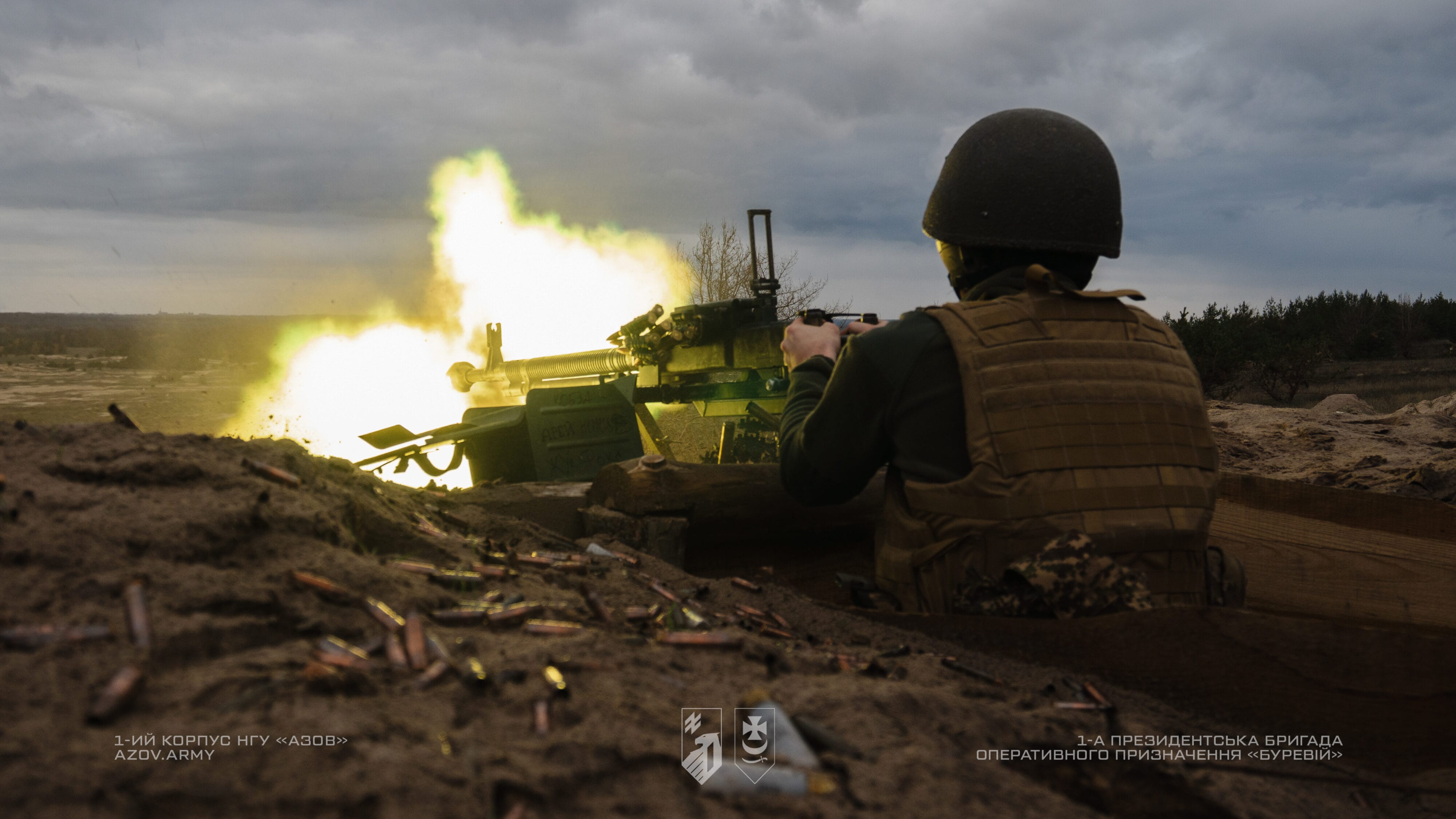 боєць бригади буревій веде вогонь з важкокаліберного кулемета