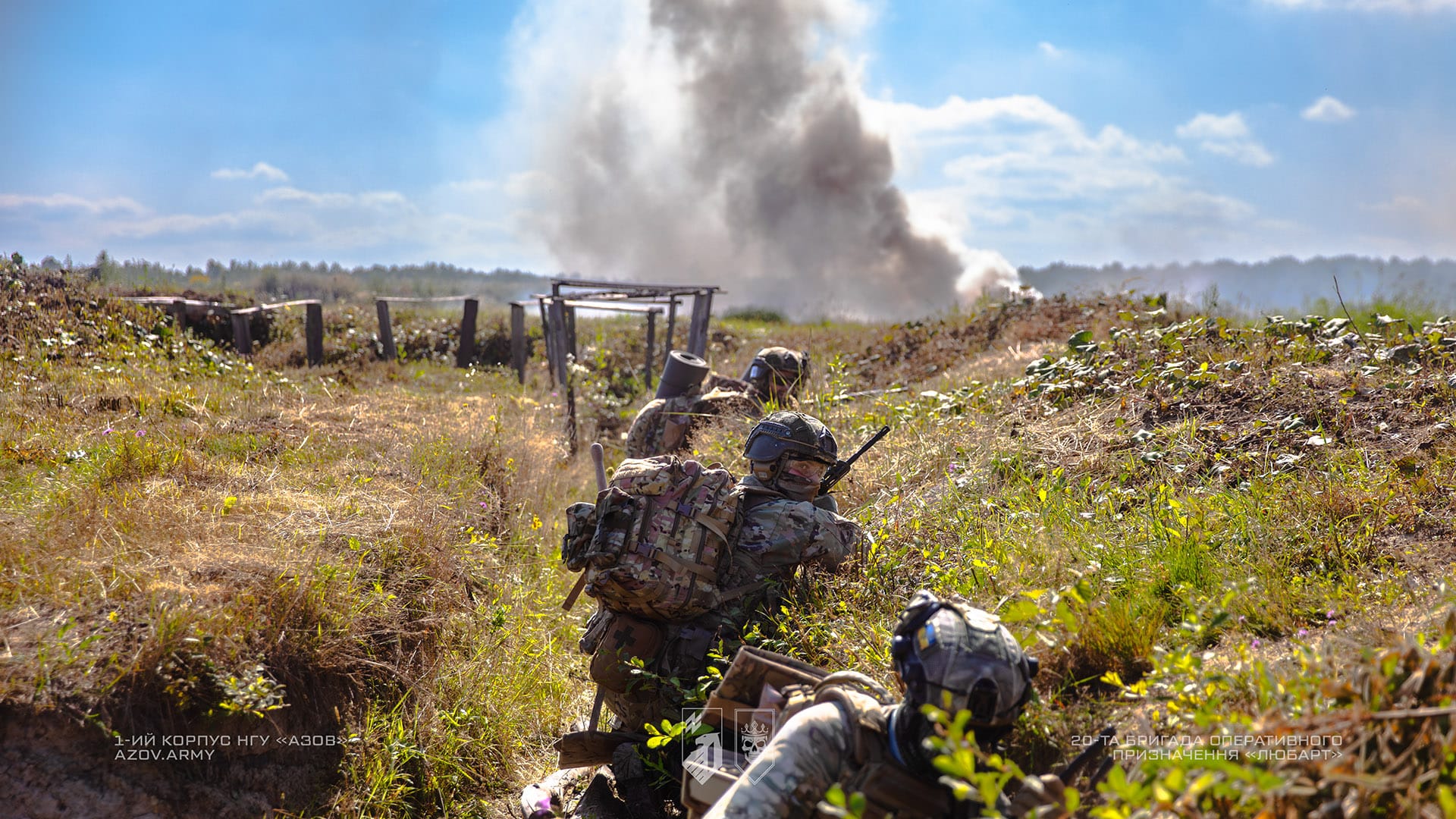 бійці любарта рухаються групою в траншеї