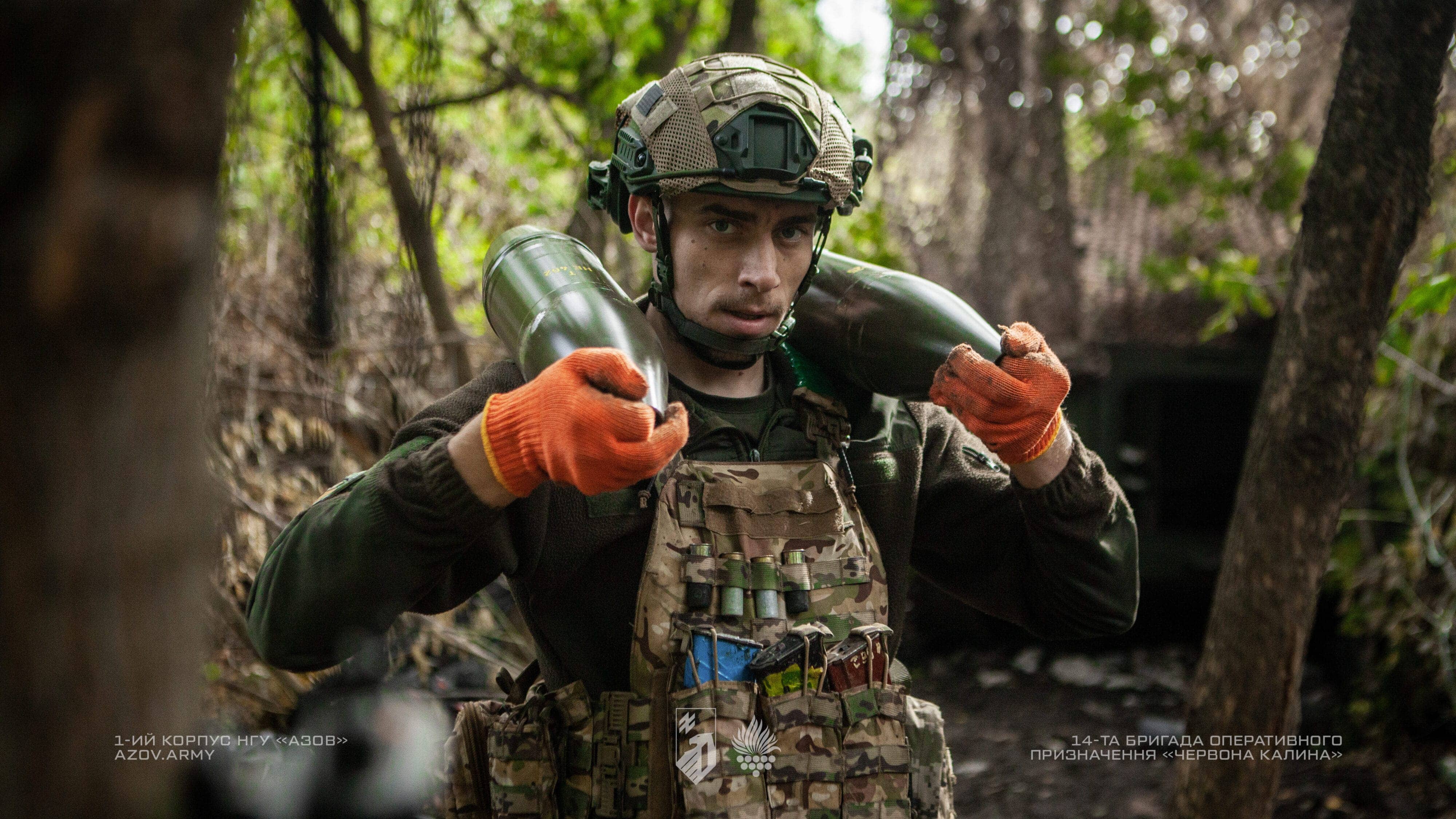 артилерист бригади червона калина зі снарядами