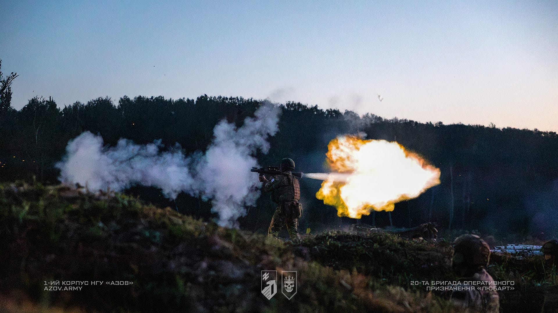 військовий робить постріл з гранатомета