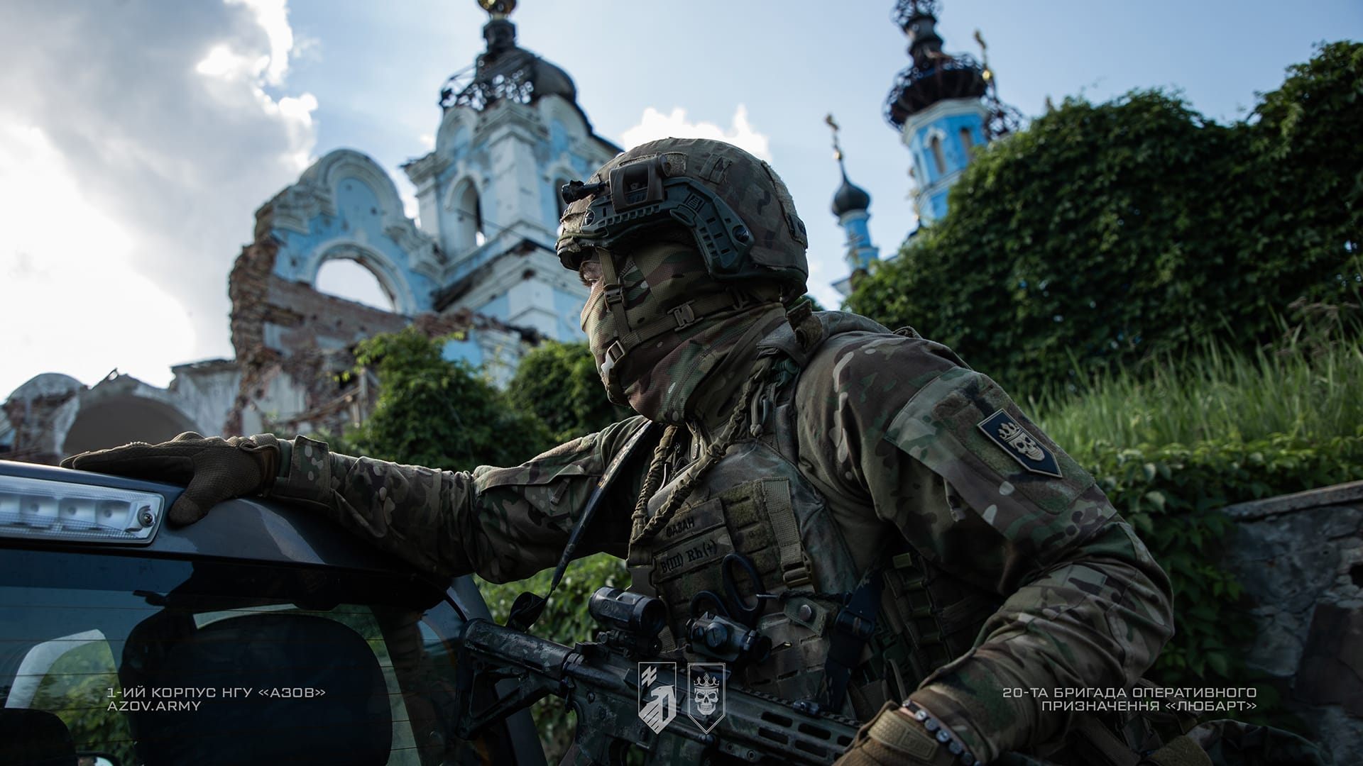 військовий на фоні розбитої будівлі