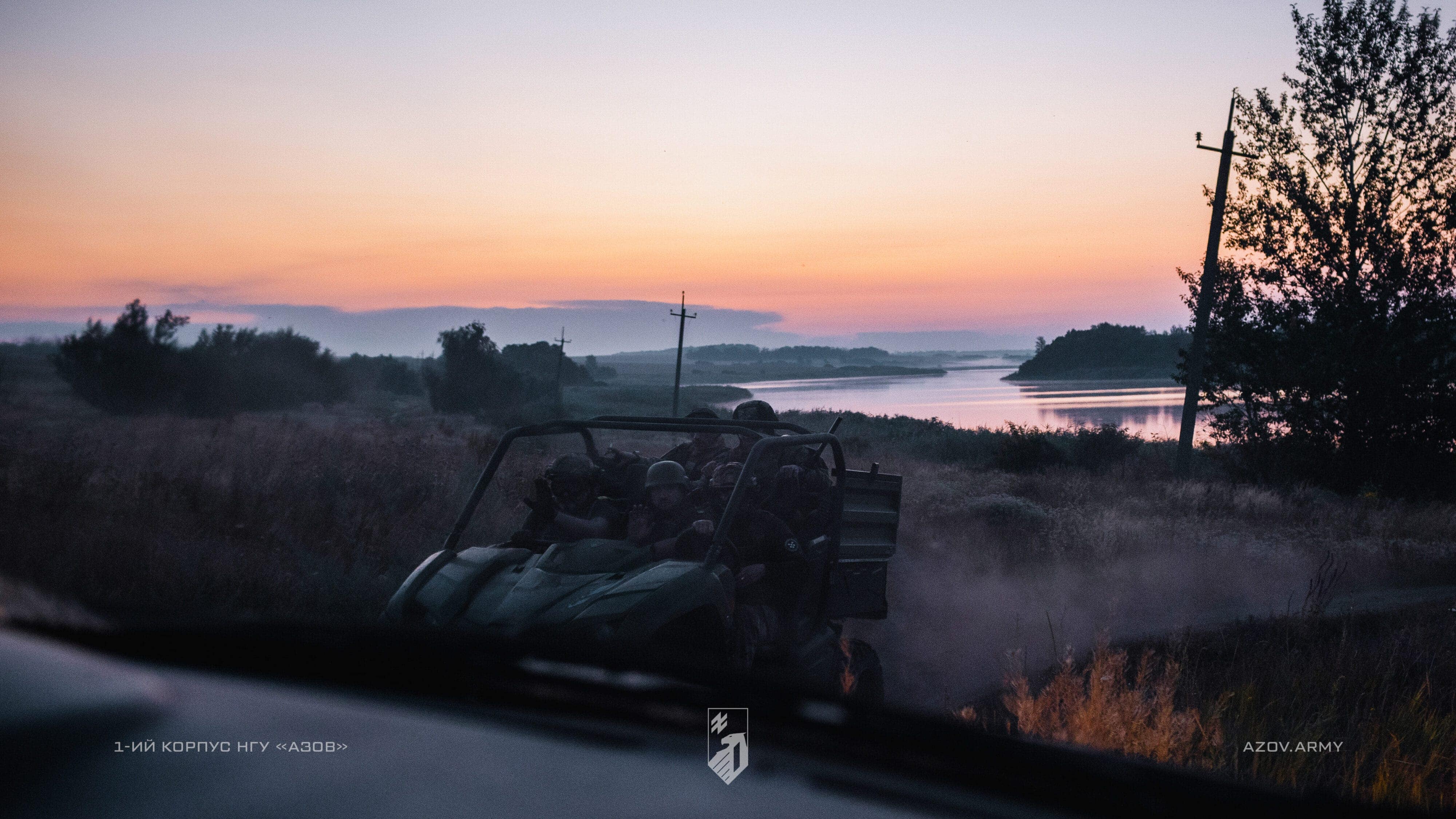 військові кара даг їдуть на транспорті на фоні неба