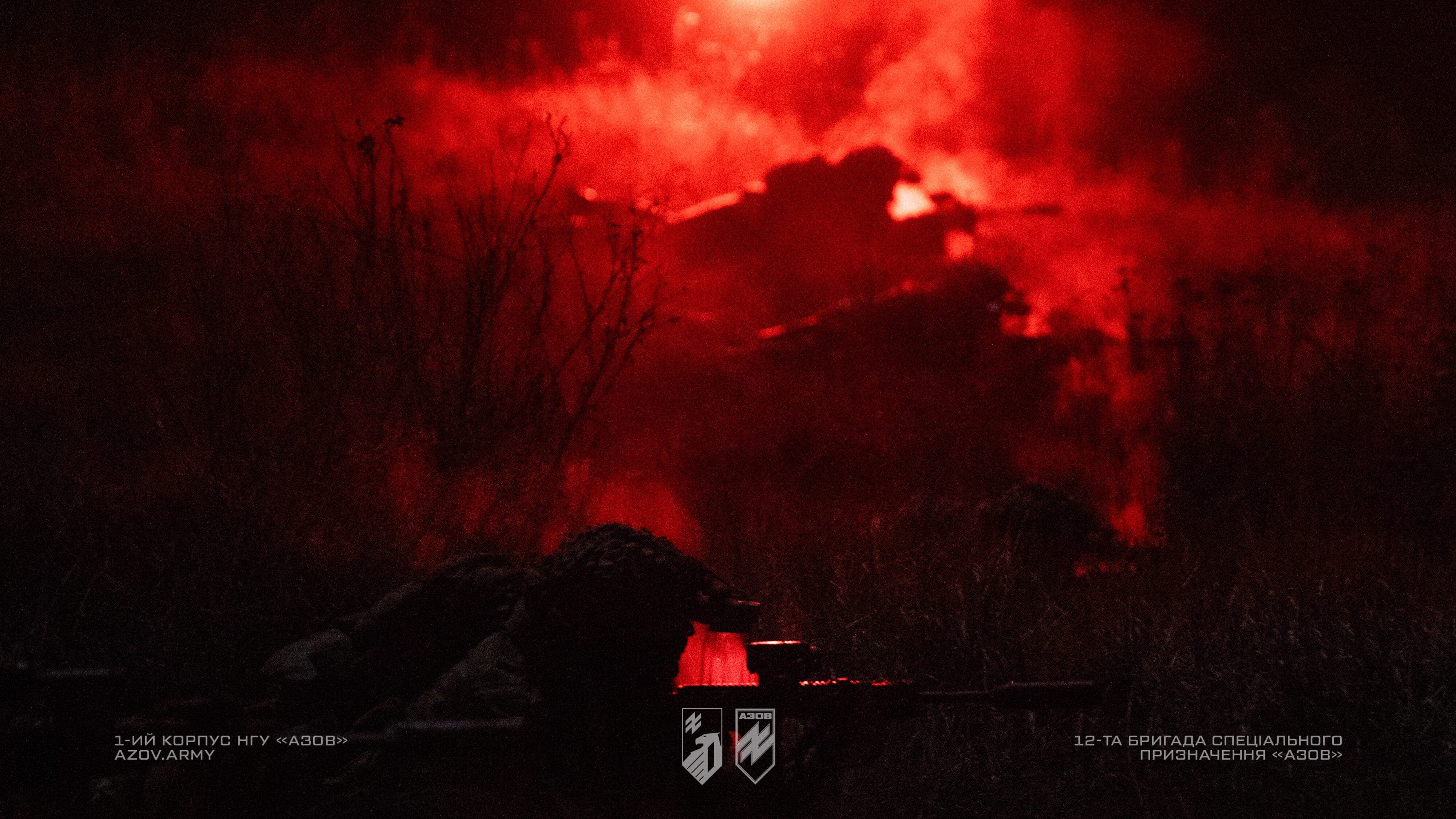 бійці на фоні червоного світла