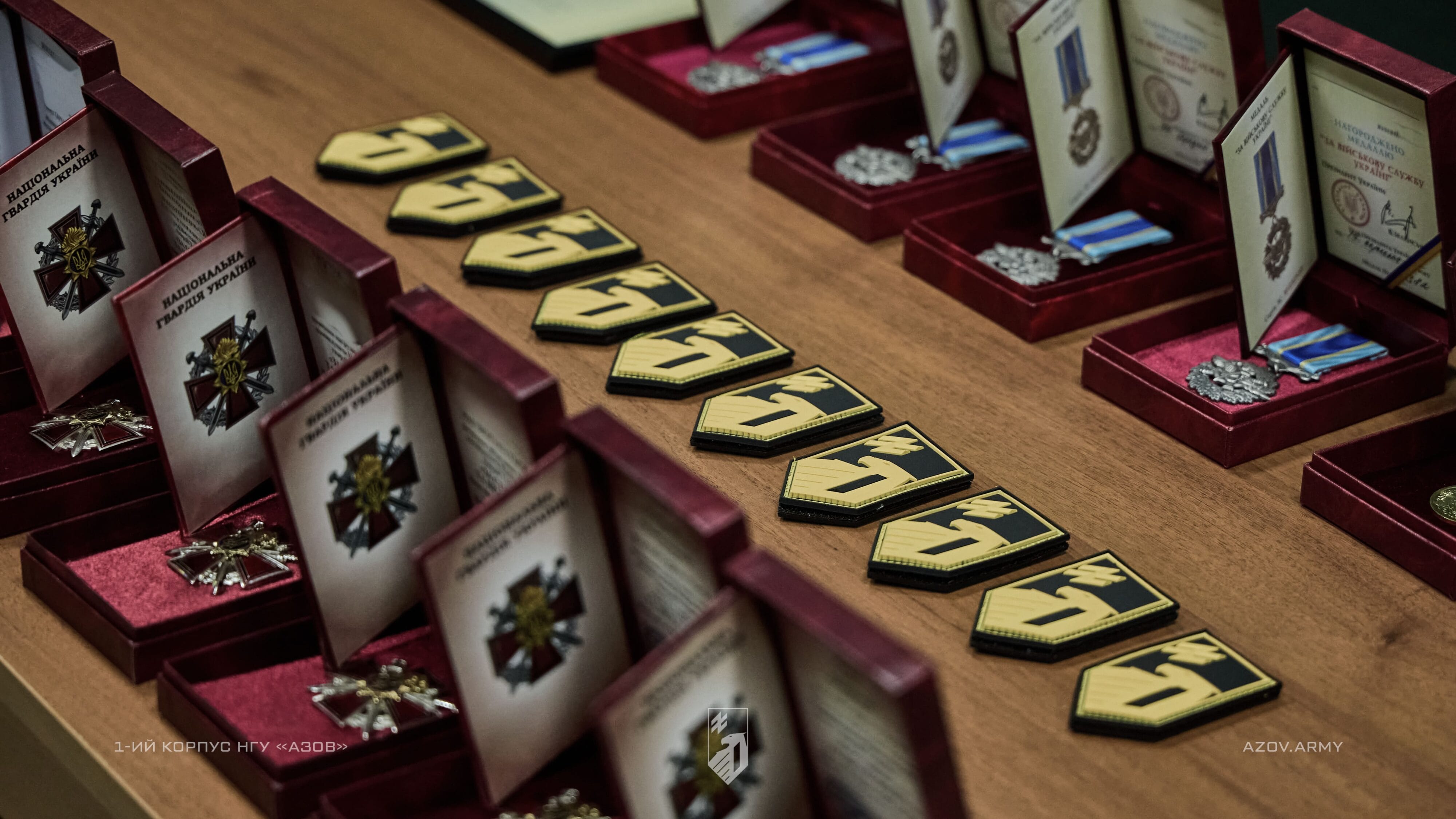 шеврони та державні нагороди які лежать на столі