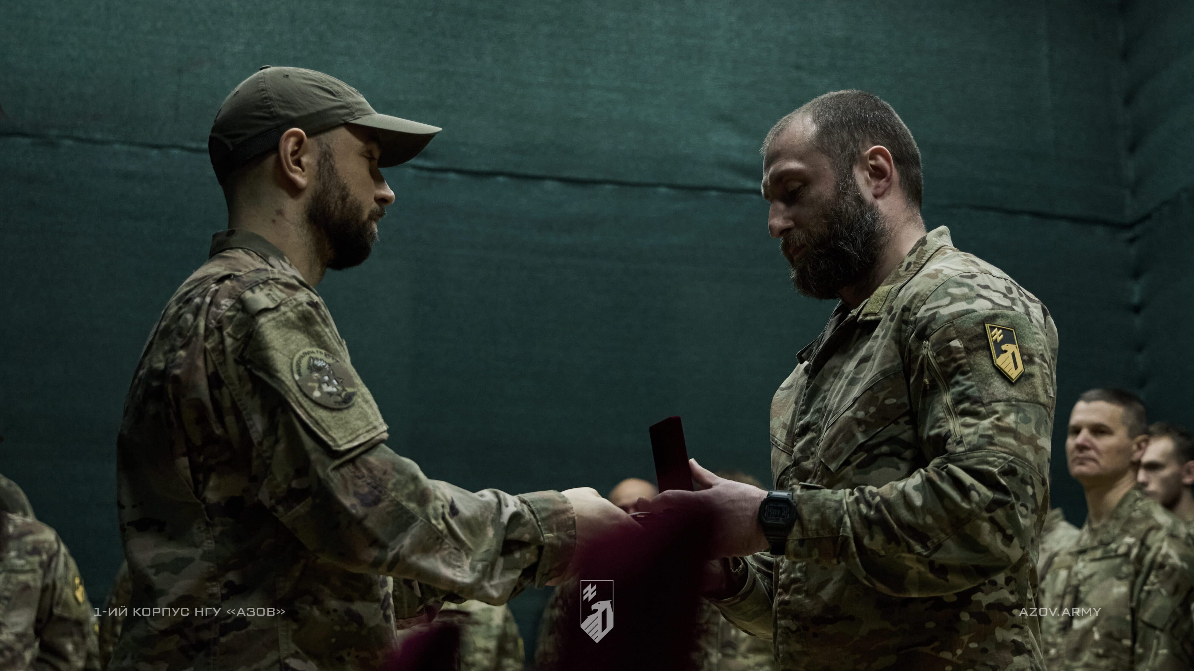 Микита «Раз-Два» Надточій вручає державну нагороду бійцю