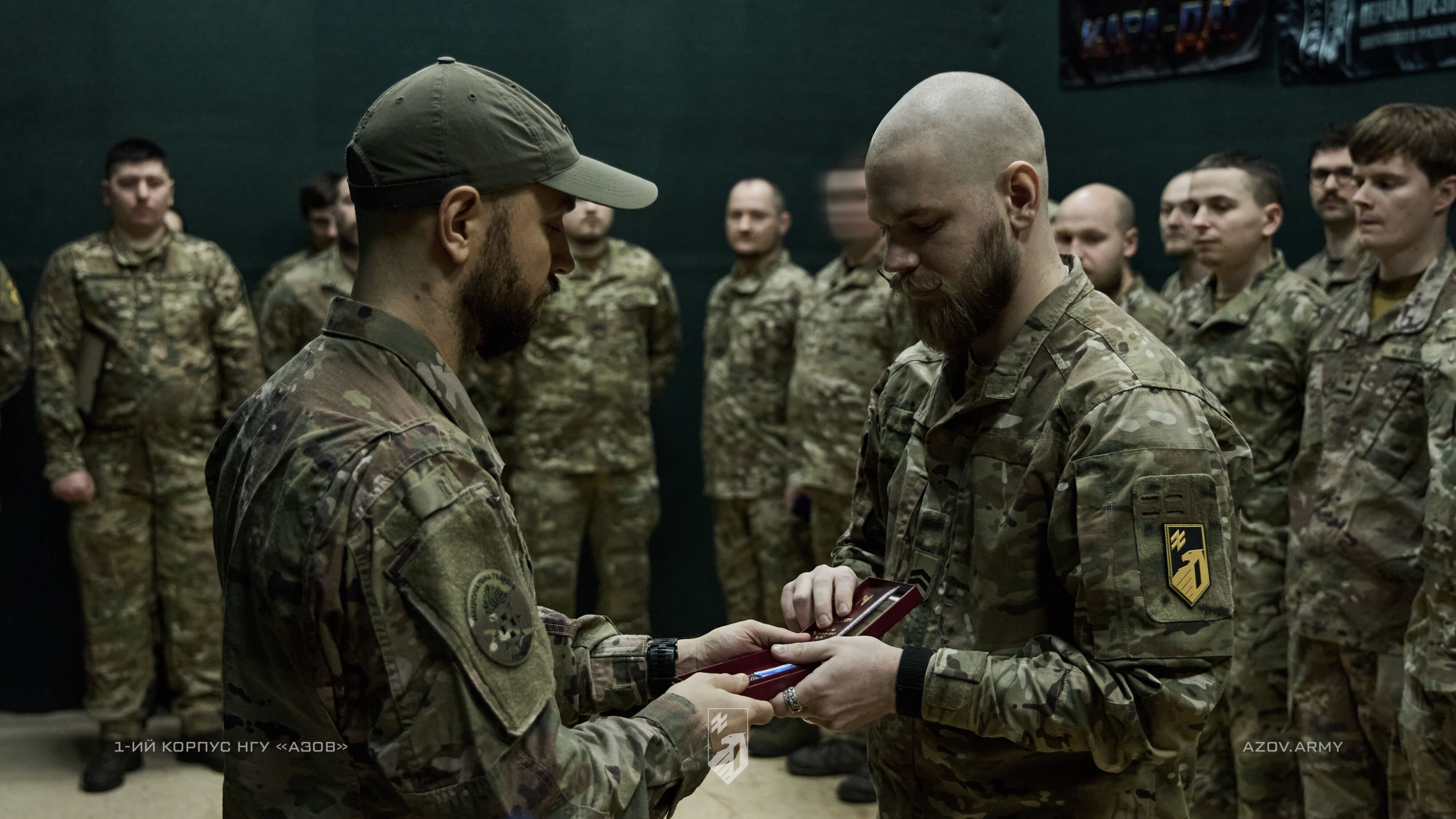 заступник командира 1-го корпусу НГУ «Азов» вручає нагороду бійцю