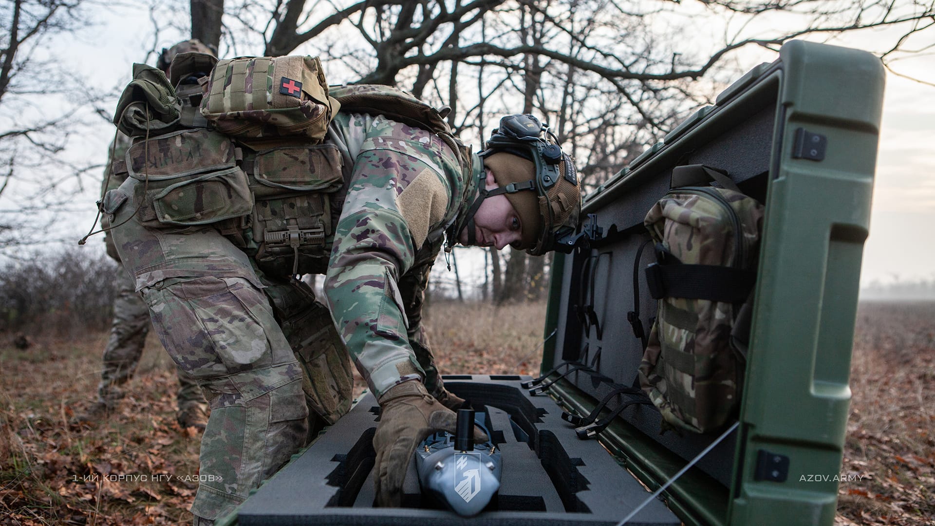 Військовослужбовець 1-го корпусу НГУ «Азов» дістає деталі розвідувального БПЛА з кейсу
