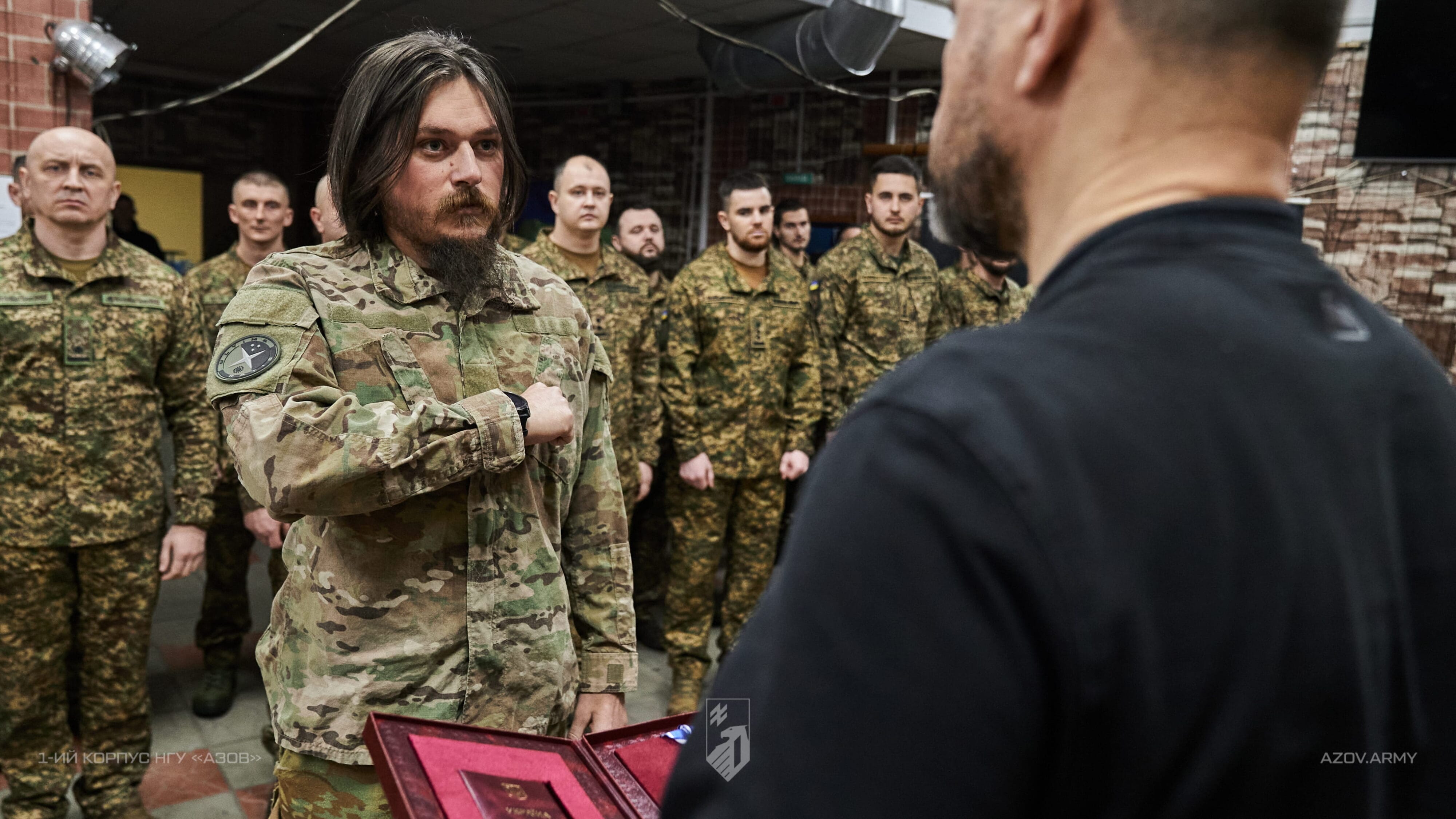 Військовослужбовець отримує нагороду під час урочистого шикування бійців 1-го корпусу НГУ «Азов»