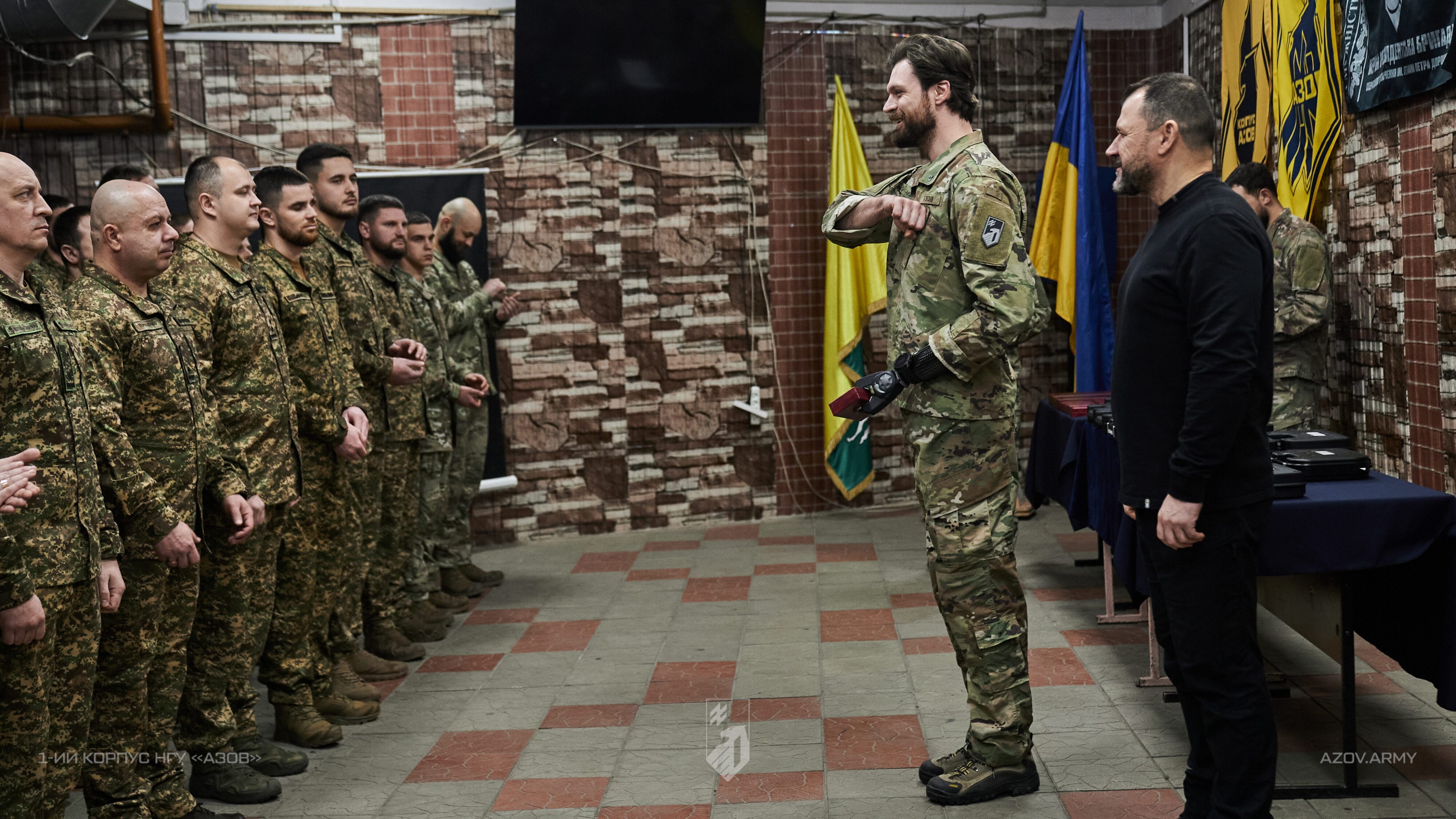 Бійці шикуються під час урочистого нагородження в приміщенні підрозділу